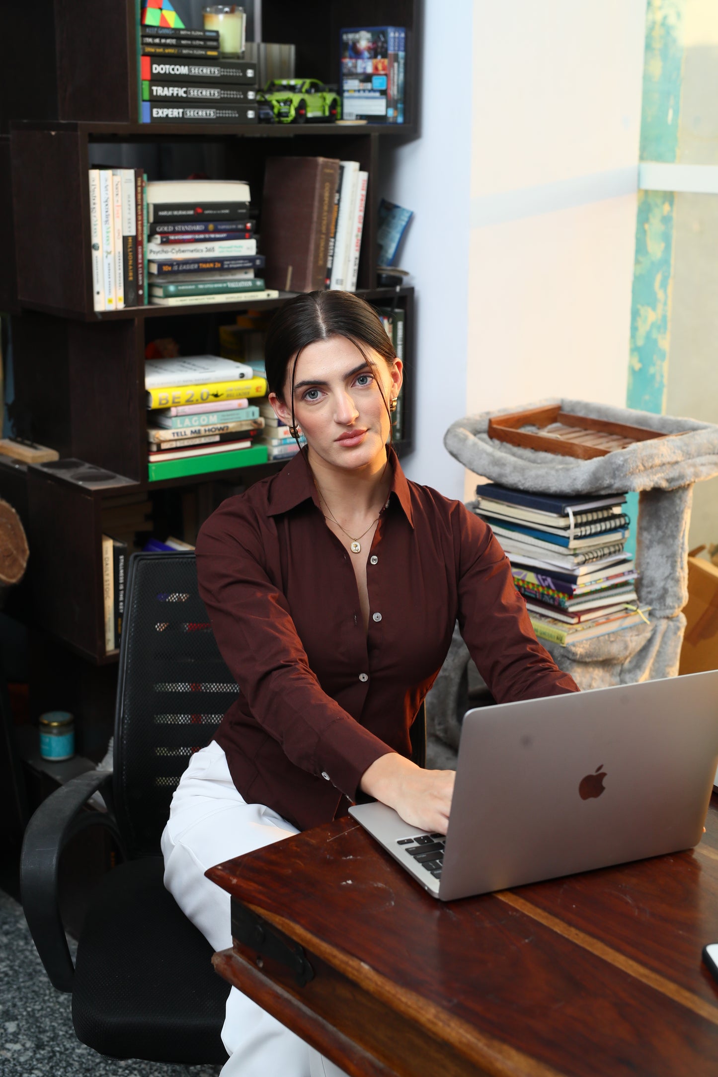 Stella chocolate fitted Shirt (with drawstrings)